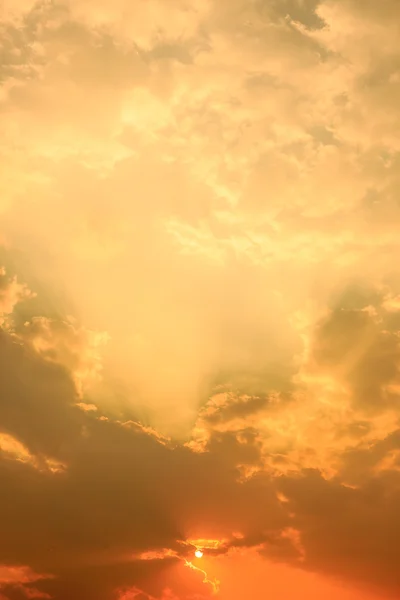 Luz solar con nube en el cielo azul — Foto de Stock