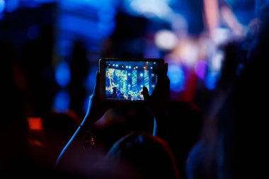Konser sahne önünde fotoğraf çekmek