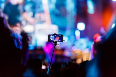 Konser sahne önünde fotoğraf çekmek