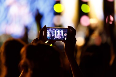 Konser sahne önünde fotoğraf çekmek 