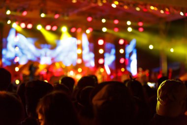 siluet kalabalık önünde konser sahne bulanık
