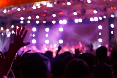 siluet kalabalık önünde konser sahne bulanık
