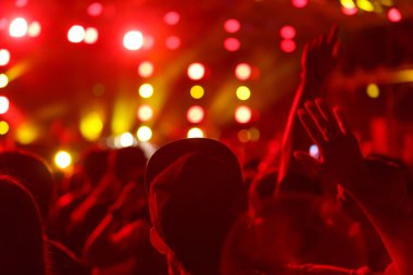 siluet kalabalık önünde konser sahne bulanık