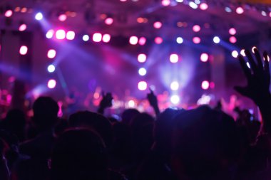 siluet kalabalık önünde konser sahne bulanık