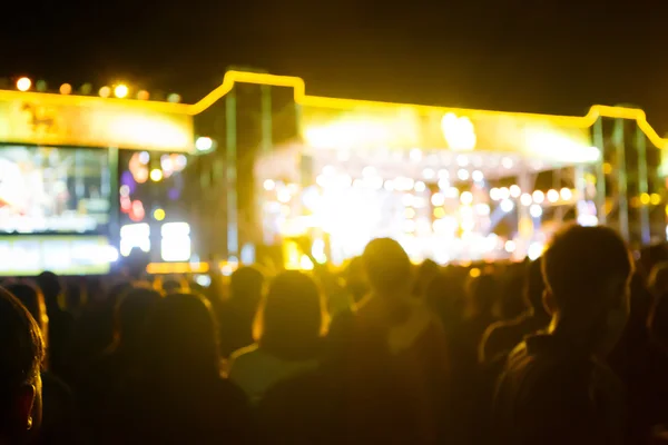 Silueta multitud en frente de concierto escenario borrosa —  Fotos de Stock