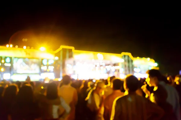 Silueta multitud en frente de concierto escenario borrosa —  Fotos de Stock