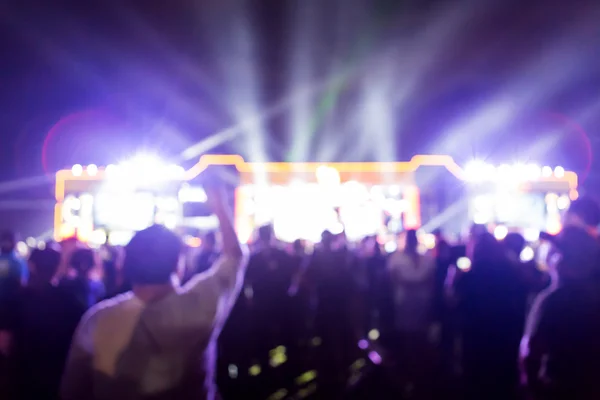 Silueta multitud en frente de concierto escenario borrosa —  Fotos de Stock