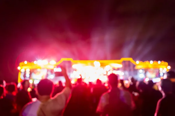 Silueta multitud en frente de concierto escenario borrosa —  Fotos de Stock