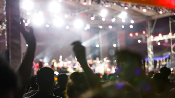 Silueta multitud en frente de concierto escenario borrosa —  Fotos de Stock