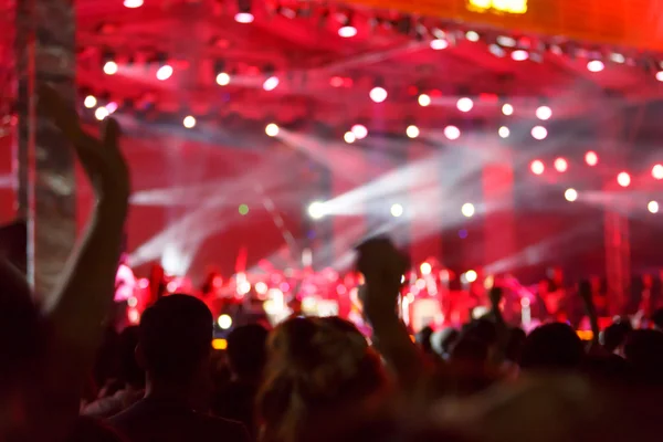 Silueta multitud en frente de concierto escenario borrosa — Foto de Stock