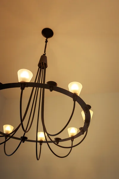 Круг люстры для дома в винтажном ретро-тоне — стоковое фото