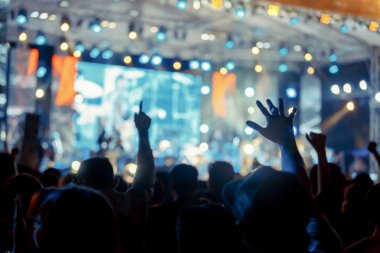 Kalabalık bulanık konser sahne önünde