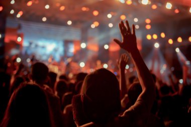 Kalabalık bulanık konser sahne önünde