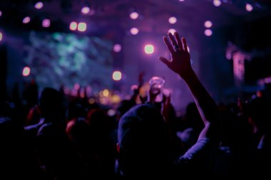 Kalabalık bulanık konser sahne önünde