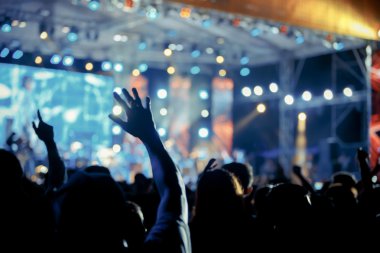 Kalabalık bulanık konser sahne önünde