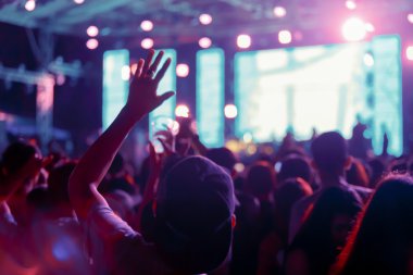 Kalabalık bulanık konser sahne önünde