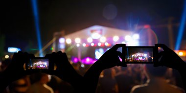 Konser sahne önünde fotoğraf çekmek 