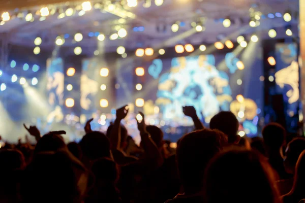 Multitud frente al escenario del concierto borrosa —  Fotos de Stock