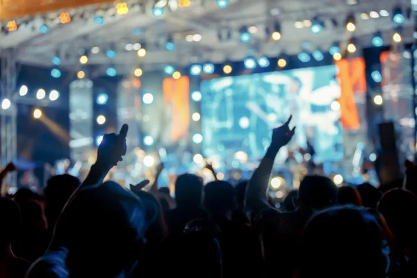 Multitud frente al escenario del concierto borrosa —  Fotos de Stock