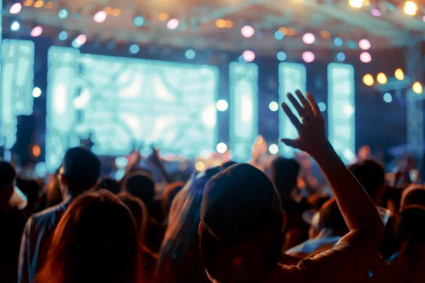 Multitud frente al escenario del concierto borrosa —  Fotos de Stock