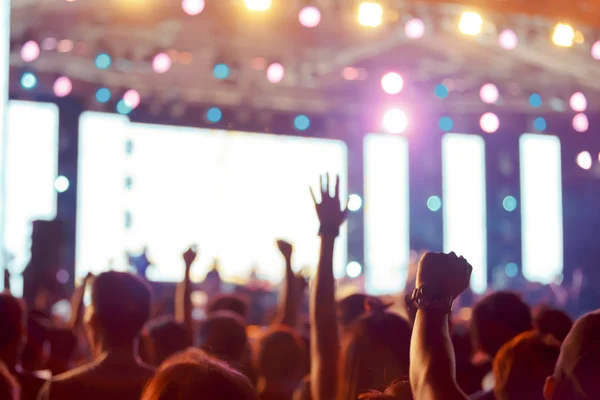 Multitud frente al escenario del concierto borrosa —  Fotos de Stock