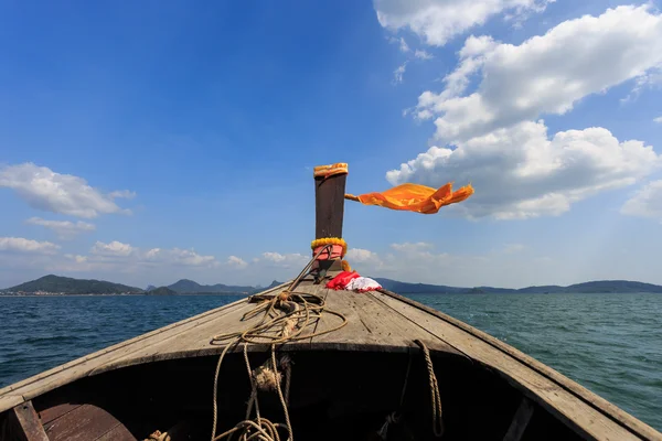 Testa di longtail boat nel mare tailandese — Foto Stock