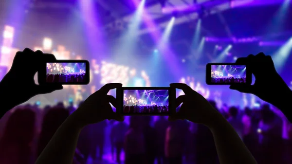 Tome una foto frente a la etapa de concierto —  Fotos de Stock