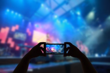 Fotoğraf kalabalık bulanık konser sahne önünde al