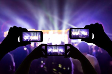 siluet kalabalık önünde konser sahne bulanık