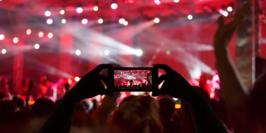 siluet kalabalık önünde konser sahne bulanık