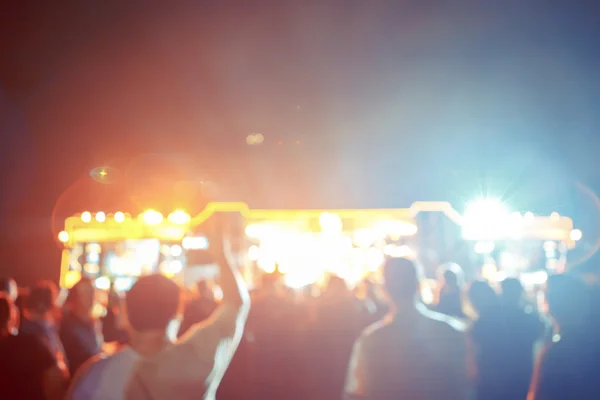 Multitud frente al escenario del concierto borrosa —  Fotos de Stock