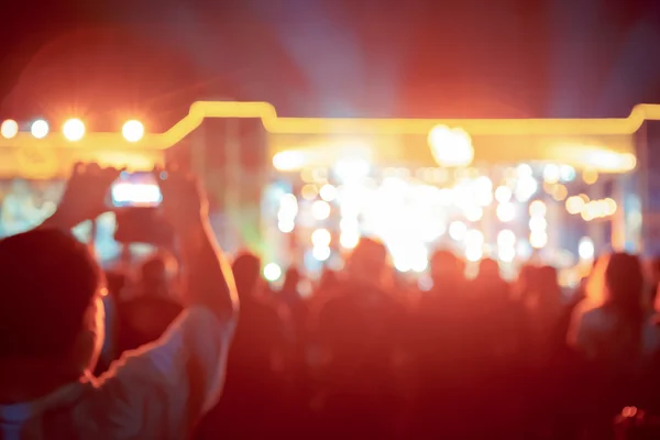Multitud frente al escenario del concierto borrosa — Foto de Stock