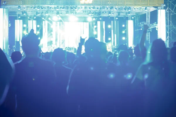 Multitud frente al escenario del concierto borrosa —  Fotos de Stock