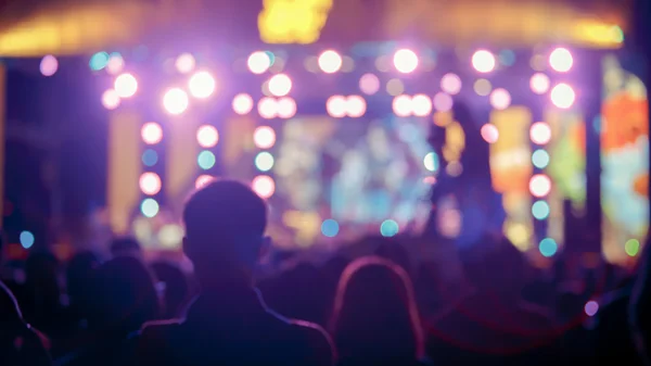 Multitud frente al escenario del concierto borrosa —  Fotos de Stock