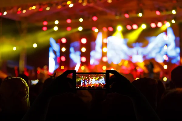 Tome la muchedumbre de la foto delante del escenario del concierto borrosa —  Fotos de Stock