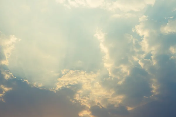 Cloud se slunce na modré obloze — Stock fotografie