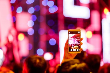 Fotoğraf kalabalık konser sahne önünde al