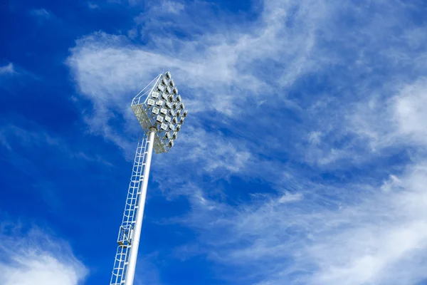 Světla na stadionu pod modrou oblohou — Stock fotografie