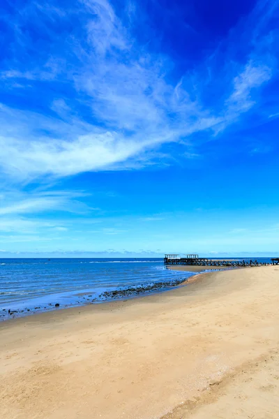 Spiaggia mare con cielo azzurro — Foto Stock