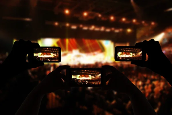 Scattare foto folla di fronte al palco del concerto offuscata — Foto Stock