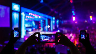 Fotoğraf kalabalık bulanık konser sahne önünde al