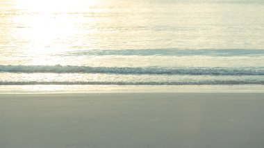 Sabah güneş ışığı ile sahilde dalga deniz