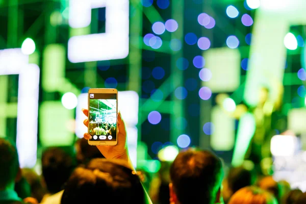 Take photo crowd in front of concert stage — Stock Photo, Image