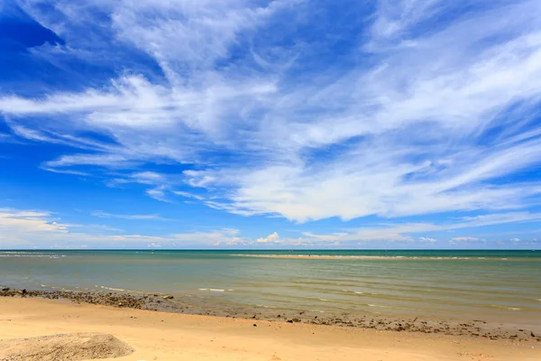 Spiaggia mare con cielo azzurro — Foto Stock