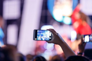 Fotoğraf kalabalık konser sahne önünde al