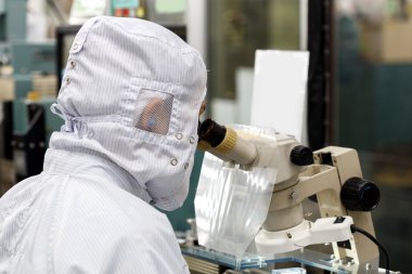 Fabrika kullanma mikroskop operatörü