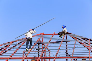 emek inşaat alanında çatı için çalışma hazırlamak 