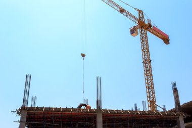 mavi gökyüzünün altında vinç ve inşaat site bina 