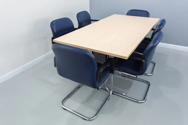 Стол для совещаний в комнате — стоковое фото