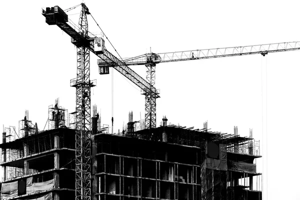 Site de construction avec grues sur fond de silhouette — Photo